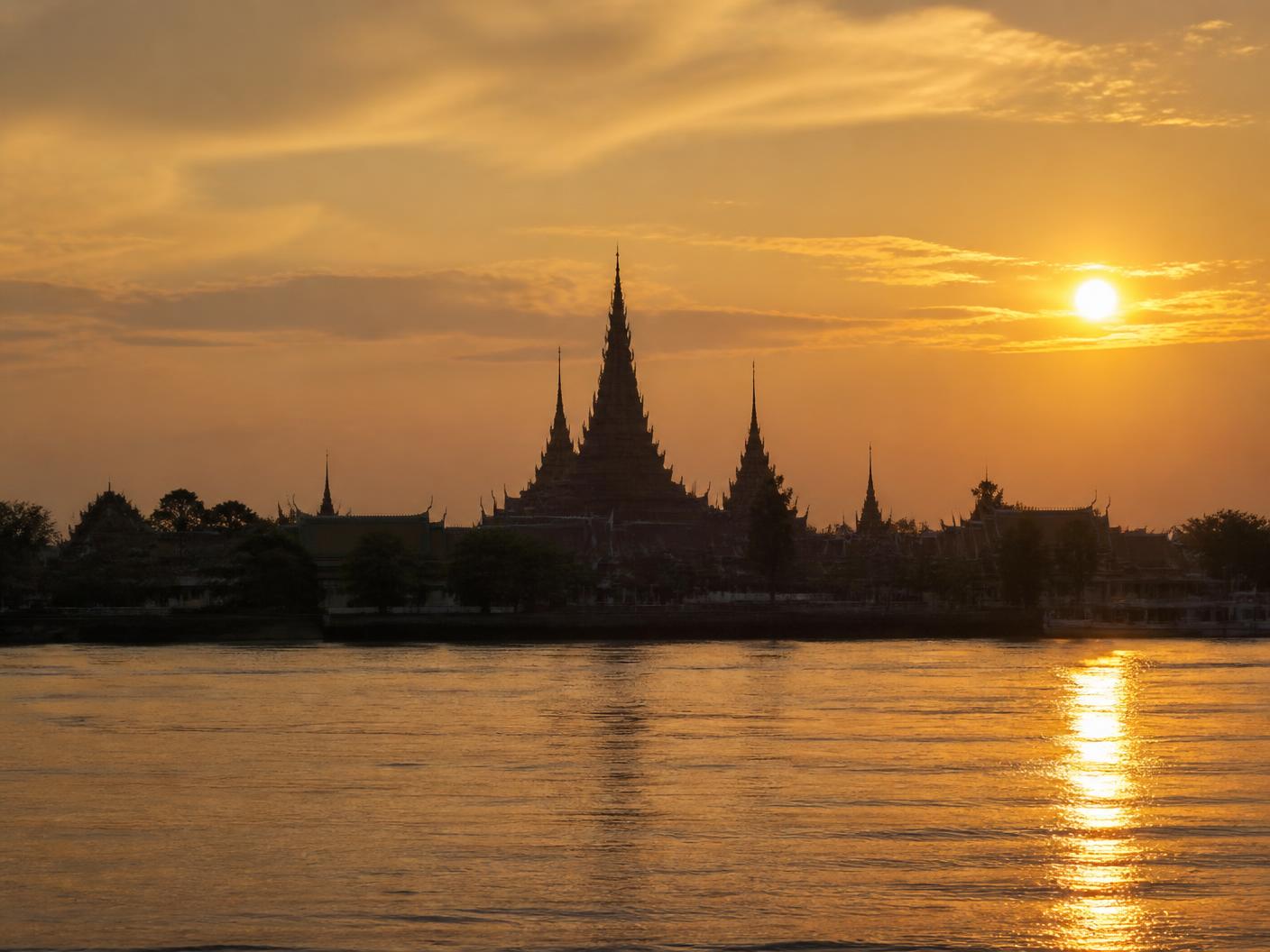 ภาพเงาวัดหลวงพ่อโสธรริมแม่น้ำบางปะกงยามพระอาทิตย์ตก