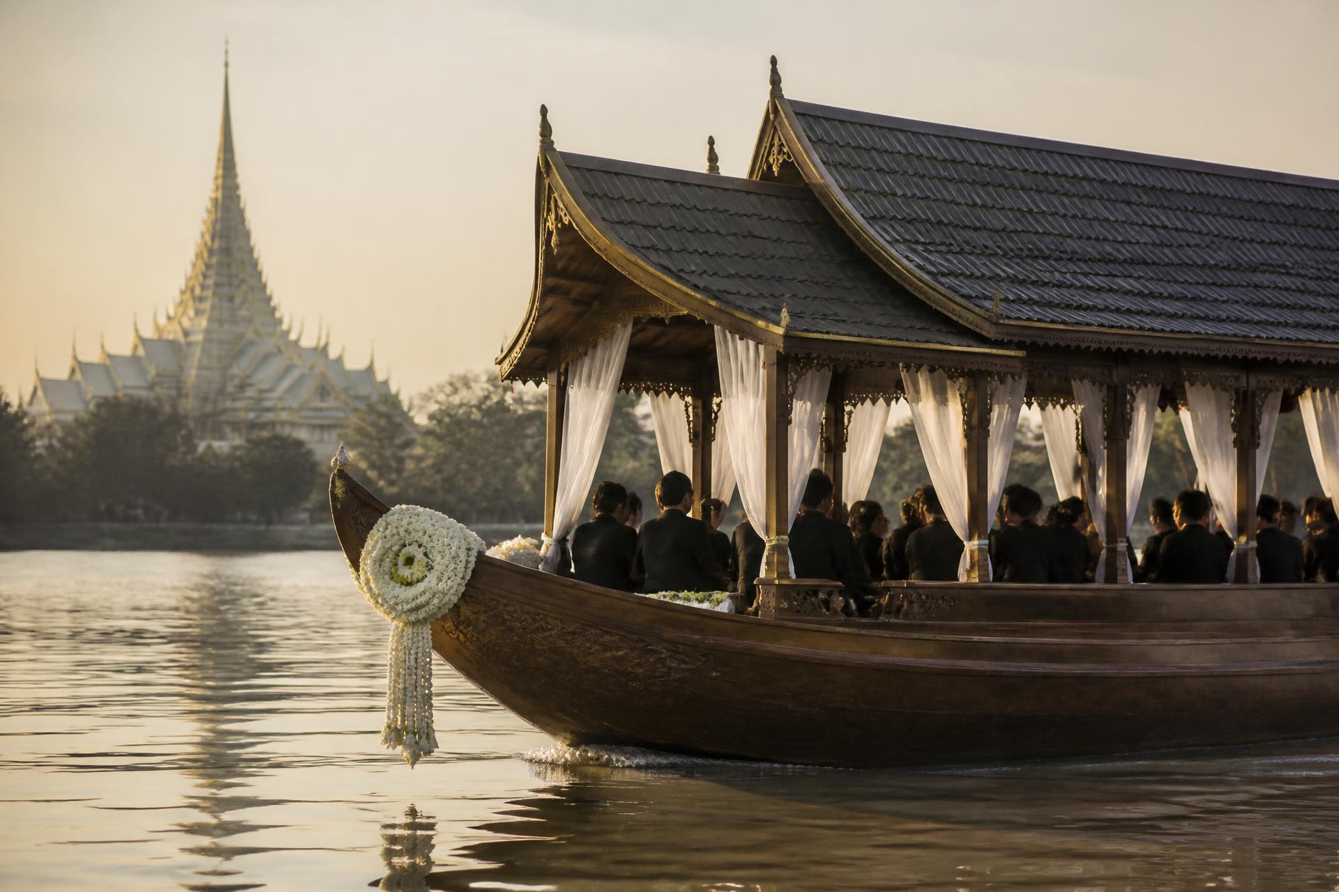 เรือลอยอังคารวิมุตติวารีบนแม่น้ำบางปะกงยามเช้า มองเห็นวัดหลวงพ่อโสธรอยู่ไกล