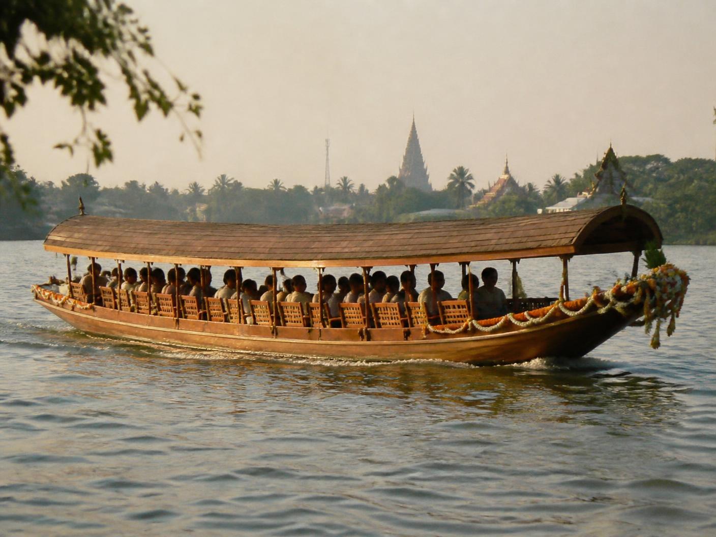 เรือธาราสวรรค์ — เหมาลำ · เรือใหญ่ 42 ที่นั่ง