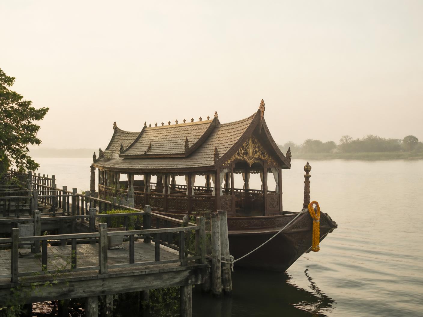 เรือลอยอังคารไม้ทรงไทยจอดเทียบท่าเรือเภตราภิรมย์ ริมแม่น้ำบางปะกงยามเช้า