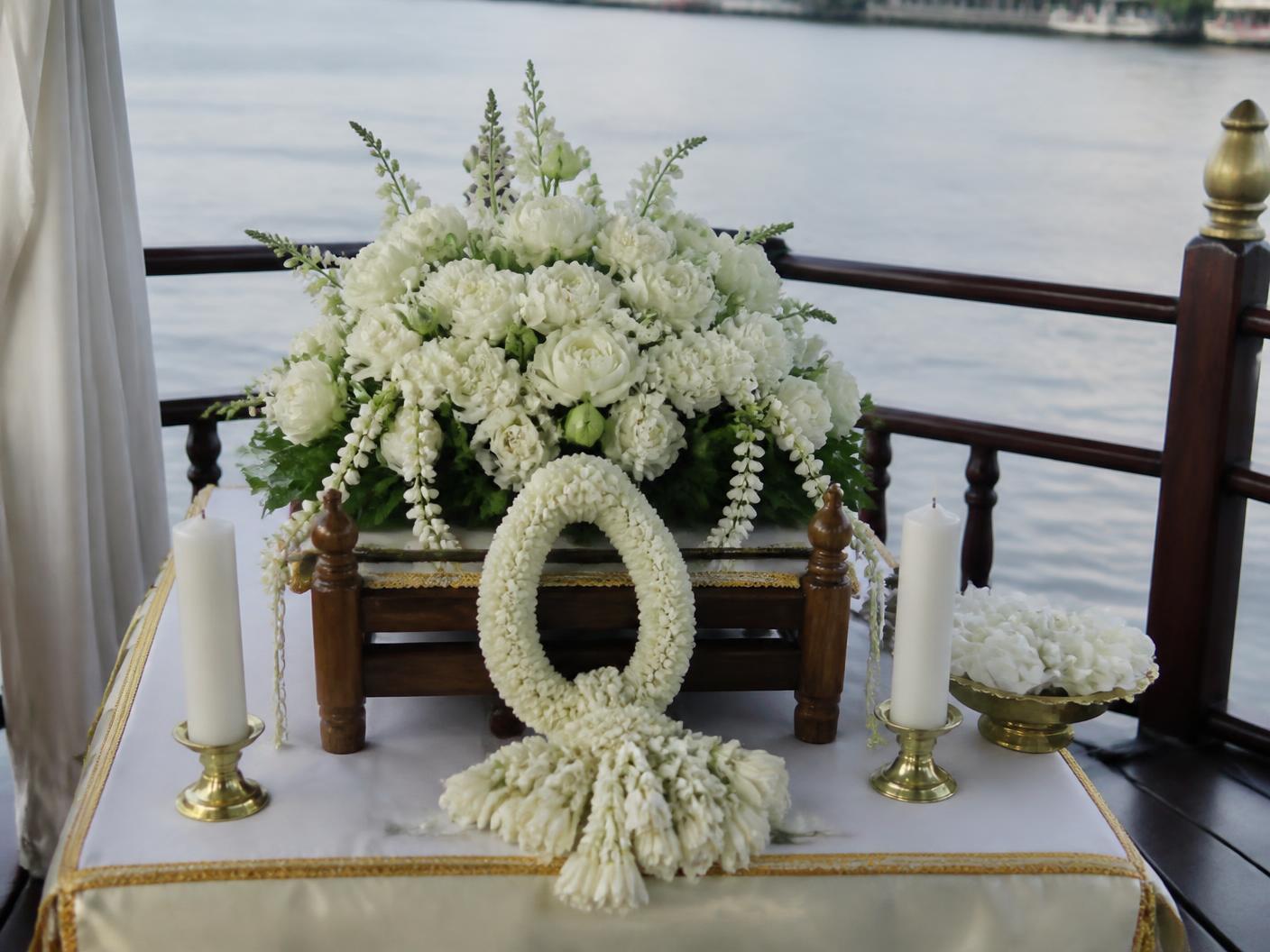 แท่นพิธีบนเรือ จัดดอกไม้ขาว พวงมาลัย และเทียนสำหรับพิธีลอยอังคาร