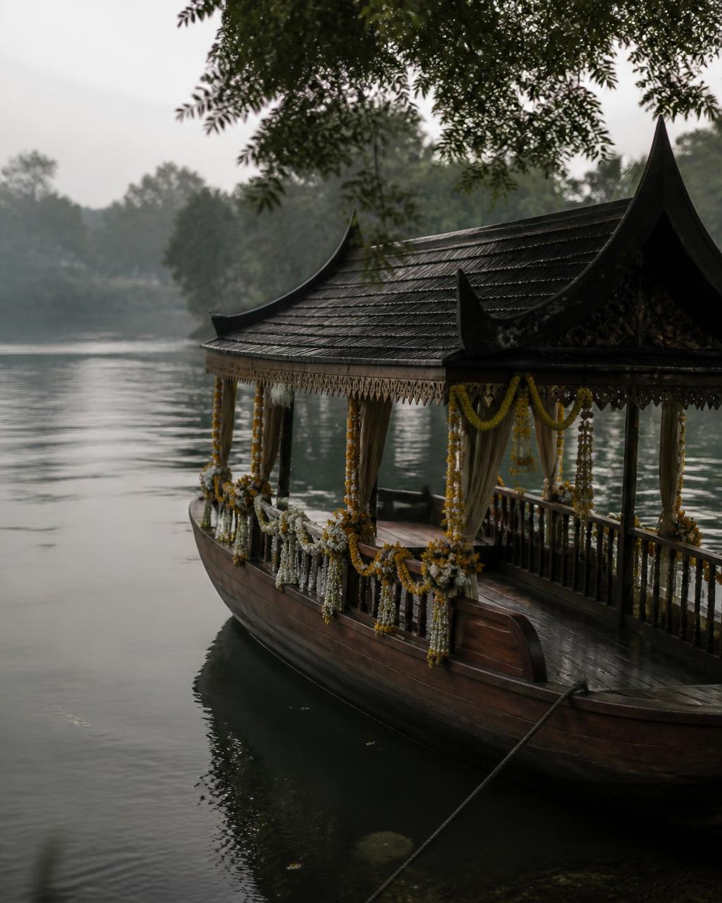 เรือลอยอังคารประดับดอกไม้บนแม่น้ำบางปะกง